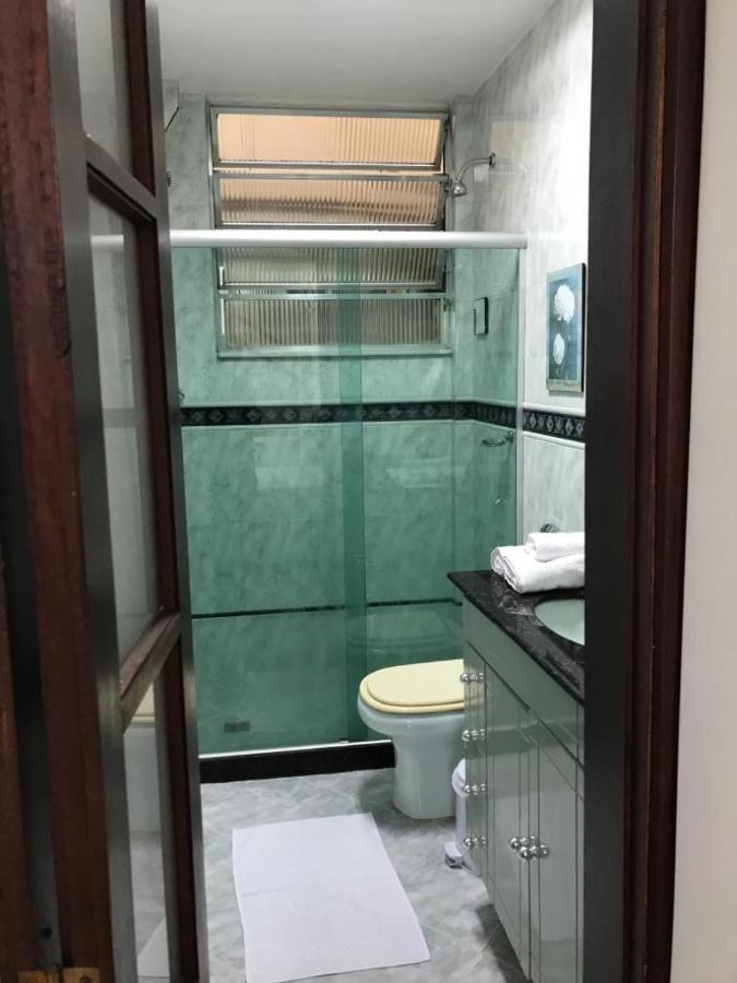 Apartamento Copacabana, Qto E Sala. Vista Lateral Para O Mar